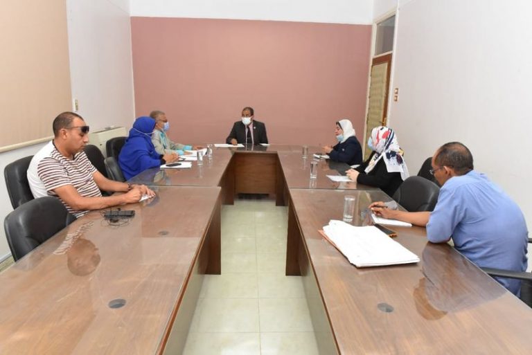 جامعة سوهاج تبحث دمج طلاب مدارس الأمل للصم بكلية التربية النوعية