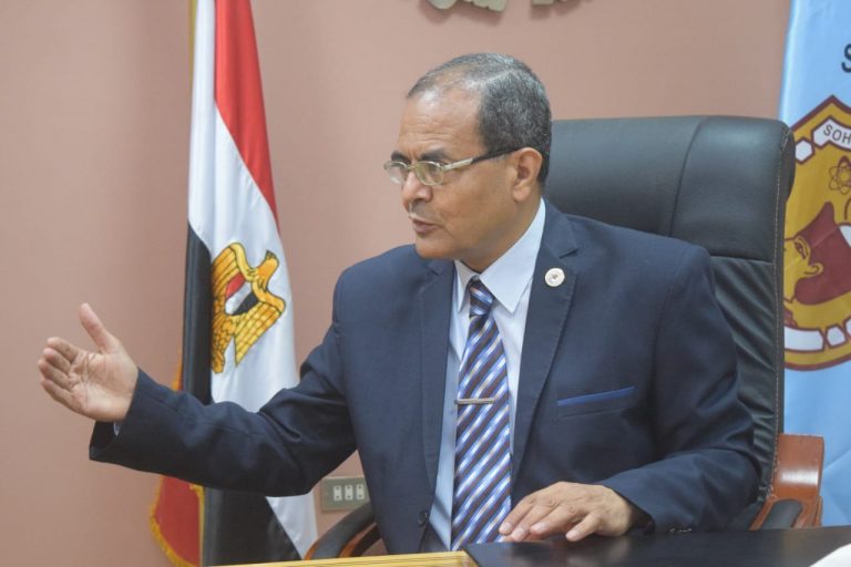 القائم بعمل رئيس جامعة سوهاج ….  على منسوبى الجامعة التوجه لمقرات التطعيم ضد فيروس كورونا