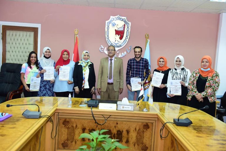 *تكريم ٩ طلاب من الفائزين  فى المسابقة الفنية بكلية التربية النوعية بسوهاج*