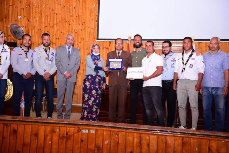 رئيس الجامعة يكرم قادة تربية نوعية للمشاركة الفعالة ف الدرع الكشفي السادس لجوالي و جوالات جامعة سوهاج