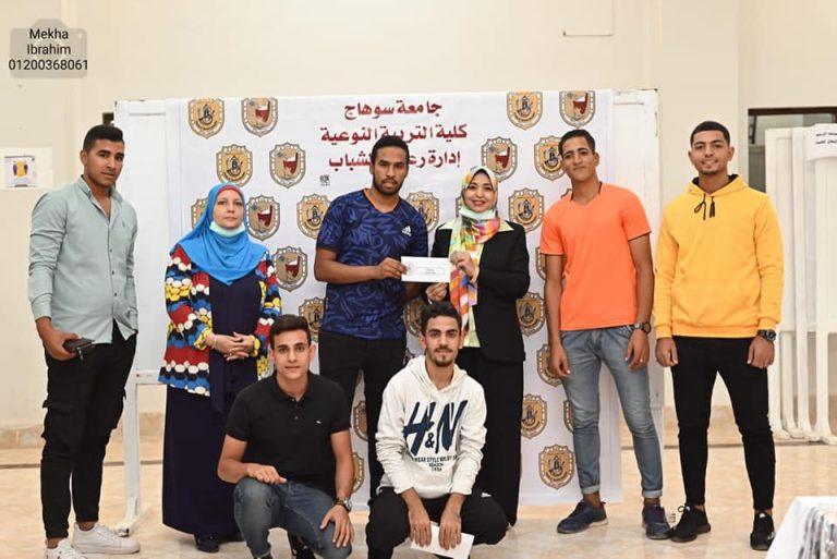 تكريم المتميزين في الأنشطة الطلابية داخل الكلية