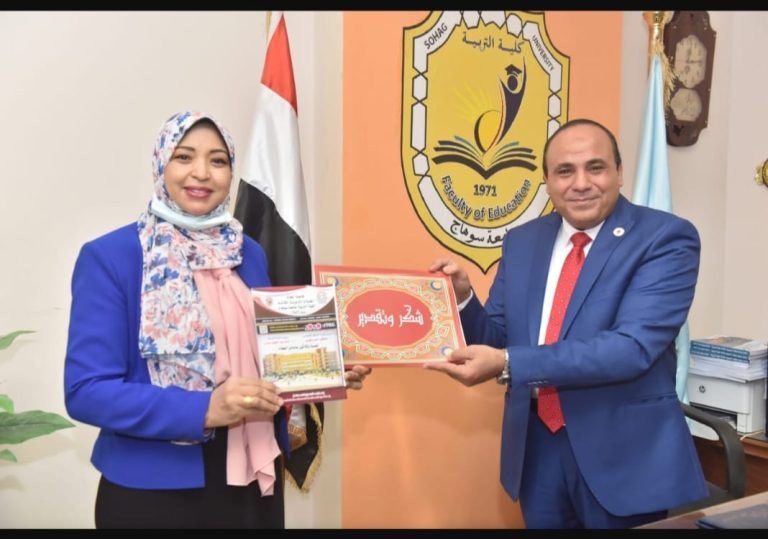 خالد عمران عميد كلية التربية يكرم عميدة كلية التربية النوعية