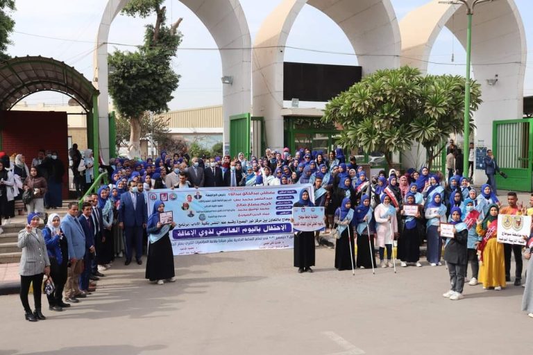 وفد من الكلية يشاركون طلاب الجامعة ف الاحتفال العالمي بيوم متحدي الاعاقة