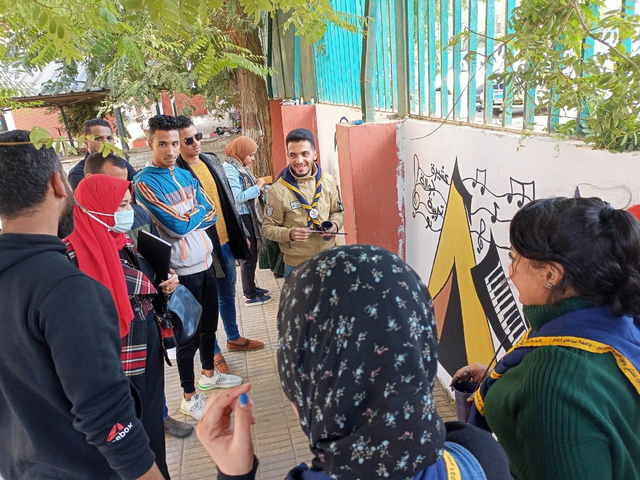 عشيرة جوالة كلية التربية النوعية تشارك في مسابقة الجامعة للرسم ع الجداريات