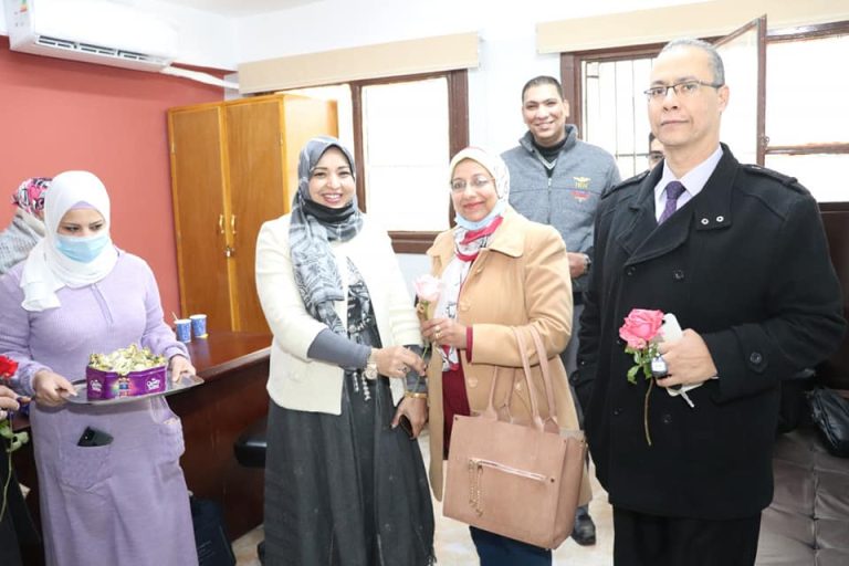 عميدة كلية التربية النوعية تستقبل العام الجديد بتوزيع الورود والشيكولاتة على منسوبي الكلية وضيوفها