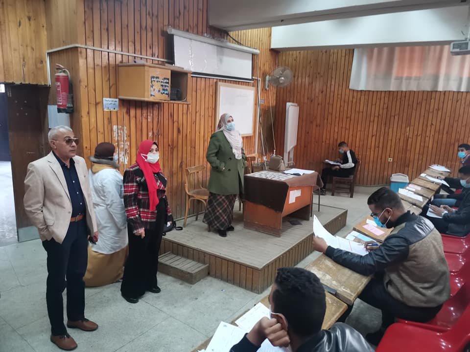 الدكتور عبدالناصر ياسين نائب رئيس الجامعة لشئون التعليم والطلاب يتفقد سير الامتحانات بكلية التربية النوعية
