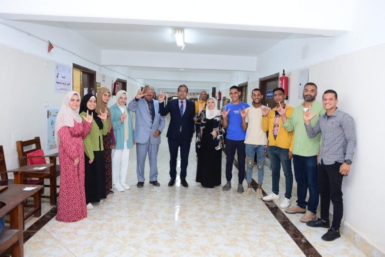 رئيس جامعة سوهاج يتابع امتحانات قبول الطلاب الصم بكلية التربية النوعية