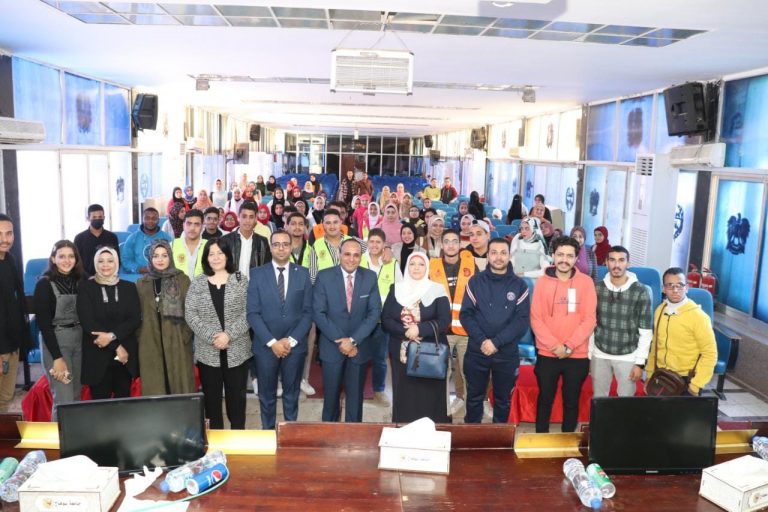 ندوة تثقيفية تنظمها وحدة التضامن بجامعة سوهاج بعنوان “نربي بأمانة بدون إهانة “