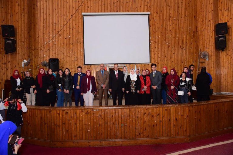 رئيس جامعة سوهاج يشهد فعاليات حفل ختام الأنشطة الطلابية بكلية التربية النوعية ويفتتح المعرض الفني لطلابها