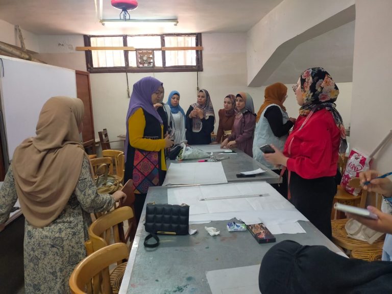 فاعليات اليوم الاول فى الورشة التدريبية للتفصيل والحياكة لطالبات شعبة الاقتصاد المنزلى