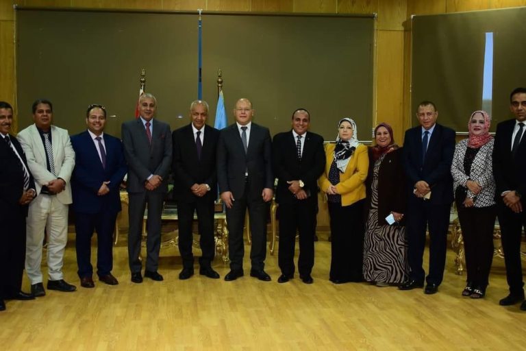 حضور ندوة بعنوان” الموقف الراهن والتحديات التي تواجه مصر”