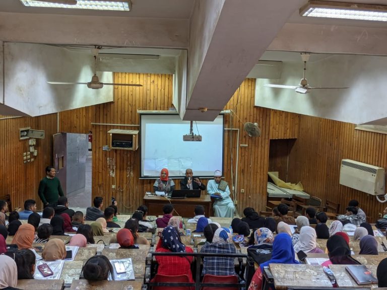 ندوة “الزيادة السكانية وتأثيرها على الأمن القومي والصحة الإنجابية” بكلية التربية النوعية بجامعة سوهاج