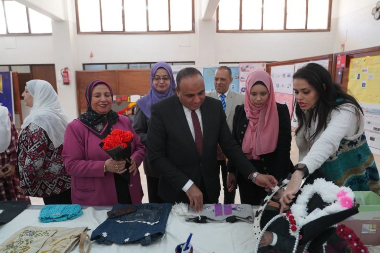 كلية التربية النوعية تنظم معرض فني ضمن فعاليات الأسبوع البيئي الثامن بجامعة سوهاج