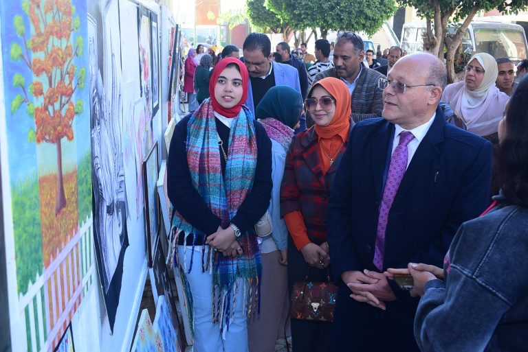 النعماني يتفقد مهرجان فكرة  ولون ويعلن فوز كلية التربية النوعية بالمركز الأول علي مستوي جامعة سوهاج