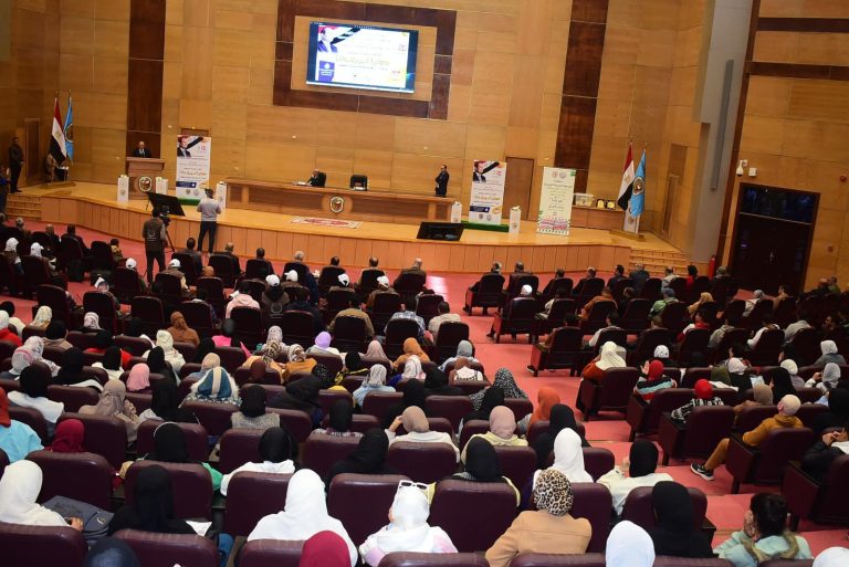 تحت مظلة المبادرة الرئاسية بداية  وبالتعاون مع الجمعية الشرعية الرئيسية النعماني يشهد ختام معرض خير بلدنا لدعم ٢٥٠٠ طالب وطالبة بجامعة سوهاج بتكلفة ١٥ مليون جنيه