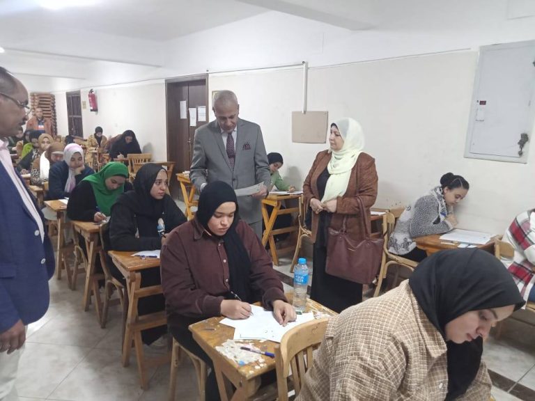 نائب رئيس جامعة سوهاج يتفقد امتحانات الفرقة الرابعة بكلية التربية النوعية