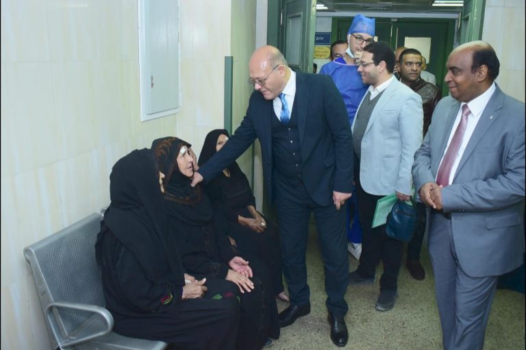 بالتعاون مع نادي روتاري ..قسم طب وجراحة العيون بجامعة سوهاج ينجح في إجراء 118 عملية مياه بيضاء علي مدار يومين