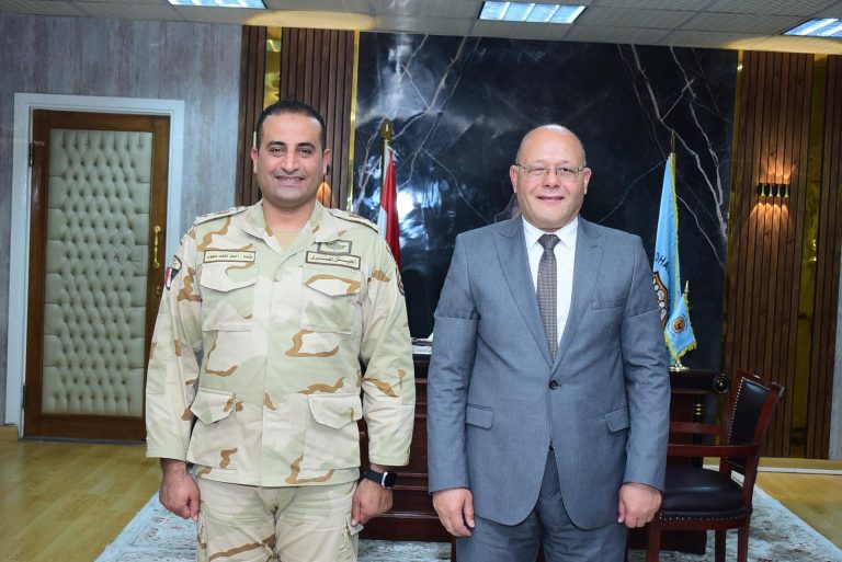 رئيس جامعة سوهاج يستقبل مدير إدارة التربية العسكرية الجديد