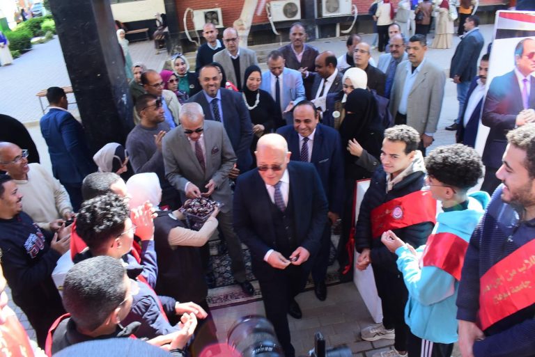 رئيس جامعة سوهاج يفتتح معرض ملابس أبواب الخير لدعم الطلاب الأولى بالرعاية