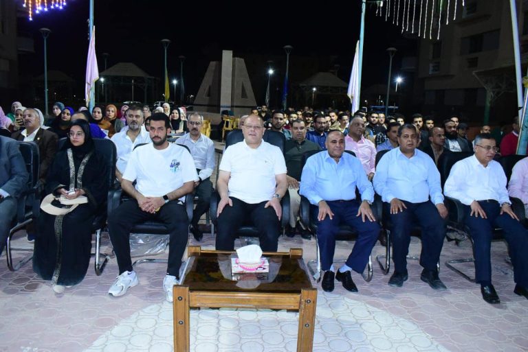 رئيس جامعة سوهاج يشارك طلابه في سهرة رمضانية يسودها أجواء اسرية ممزوجه بالبهجه والحب