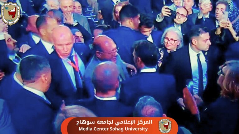 الدكتور حسان النعماني رئيس جامعة سوهاج و الرئيس الفرنسي إيمانويل ماكرون  خلال فعاليات ملتقى الجامعات المصرية الفرنسية بجامعة القاهرة