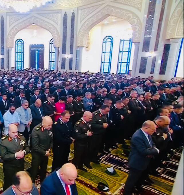 بحضور الرئيس السيسي وأبناء الشهداء.. رئيس جامعة سوهاج يؤدي صلاة عيد الفطر بمسجد المشير طنطاوي