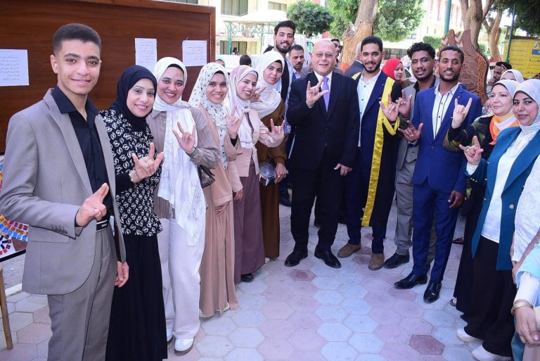 لوحات جدارية لفن الرسم و التصوير و معجنات صحية منخفضة السعرات الحرارية، بمشاريع تخرج قسمي التربية الفنية والاقتصاد المنزلي بكلية التربية النوعية بسوهاج