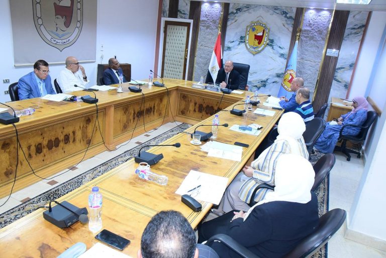 الدكتور حسان النعماني رئيس جامعة سوهاج يتراس الاجتماع الدوري لمجلس الدراسات العليا والبحوث