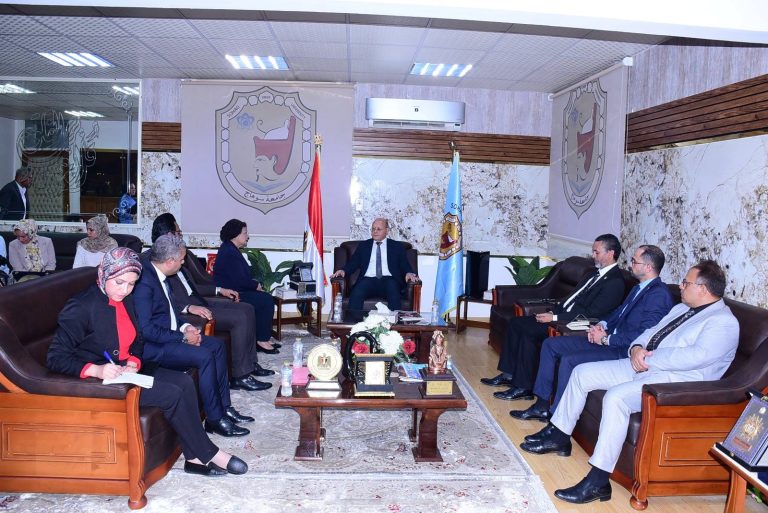 نائب وزير الصحة تبحث تعزيز دور جامعة سوهاج  في القضية السكانية وخفض معدلات القيصرية ووفيات حديثي الولادة بالمحافظة