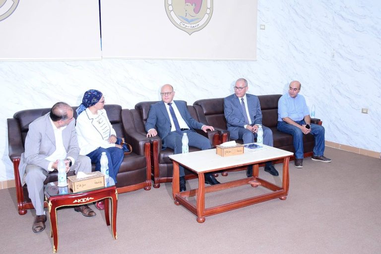 رئيس جامعة سوهاج ورئيس معهد تكنولوجيا المعلومات يناقشان طرح برامج تدريبية جديدة تؤهل الشباب لمواكبة عصر الذكاء الاصطناعي والتحول الرقمي