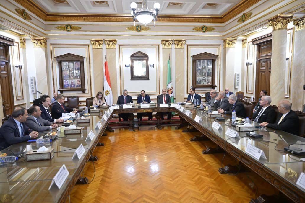 جامعة سوهاج تؤكد على دورها الريادي في مجال محو الأمية خلال اجتماع اللجنة العليا