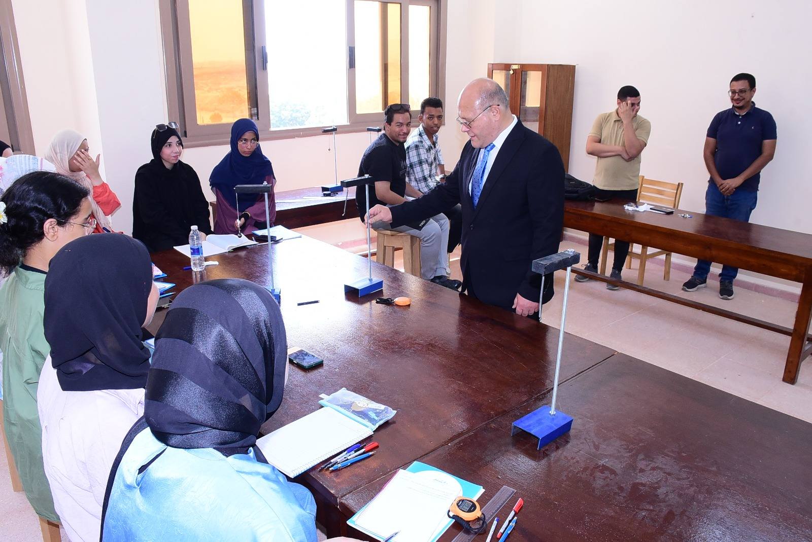 النعماني مع طلابه… وسط تفاعل وانضباط اكاديمي يملأ قاعات المحاضرات بجامعة سوهاج الأهلية