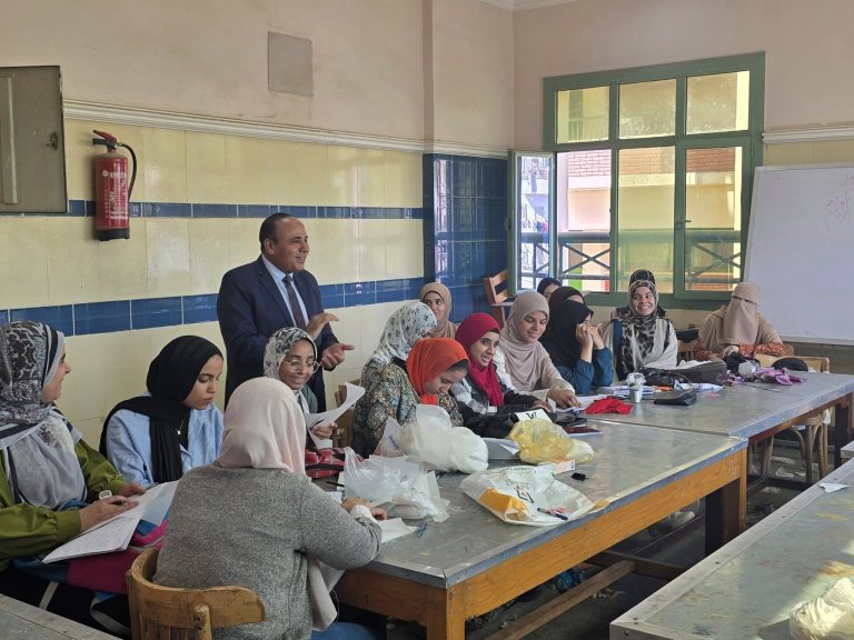 الأستاذ الدكتور خالد عبد اللطيف عمران يتفقد سير العملية التعليمية بكلية التربية النوعية بجامعة سوهاج