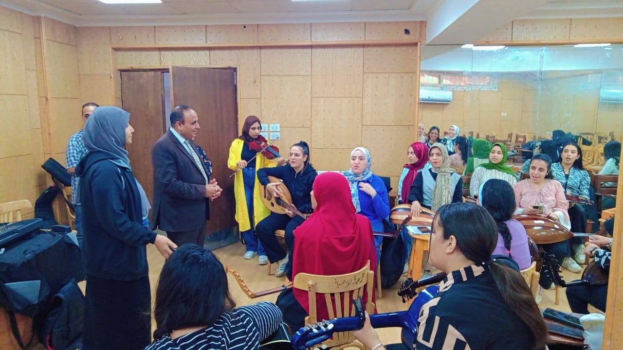 جولة موسعة للأستاذ الدكتور خالد عبد اللطيف عمران داخل كلية التربية النوعية لمتابعة المعامل والإدارات والجانب العملي بالأقسام المختلف