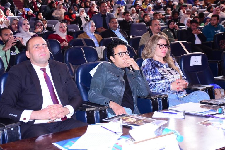 انطلاق العرض المسرحي الرابع لتياترو جامعة سوهاج بعنوان، “فراجما”  لطلاب كلية التربية النوعية.