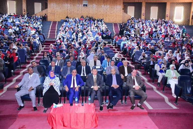 طلاب جامعة سوهاج يطلقون عروضا لمشروعات ومبادرات شبابية مبتكرة عن الاستدامة البيئية