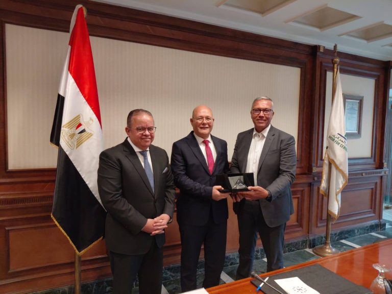 شركة مصر للمقاصة تدعم مستشفيات سوهاج الجامعية بمبلغ ٢.٥ مليون جنيه