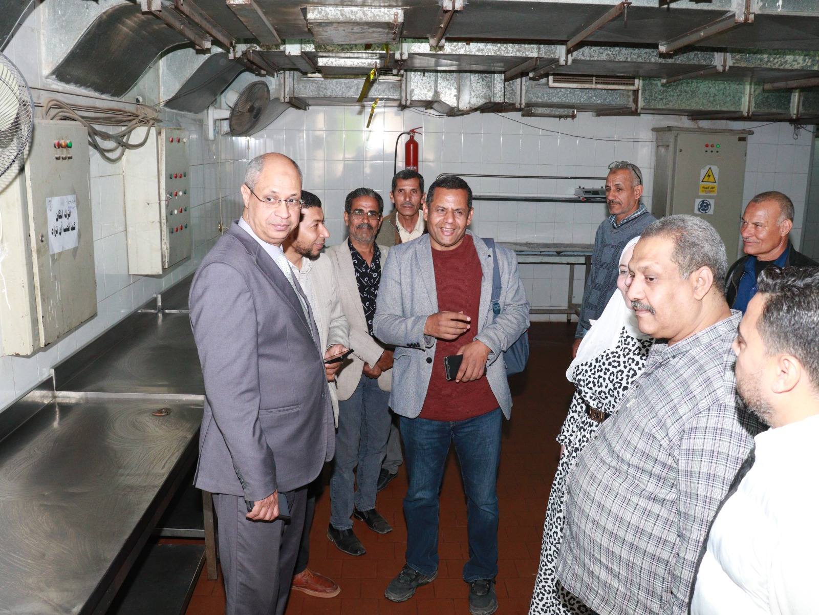 متابعة تطبيق اشتراطات سلامة الغذاء بمدن جامعة سوهاج.. ورضا طلابي عن مستوي الخدمه