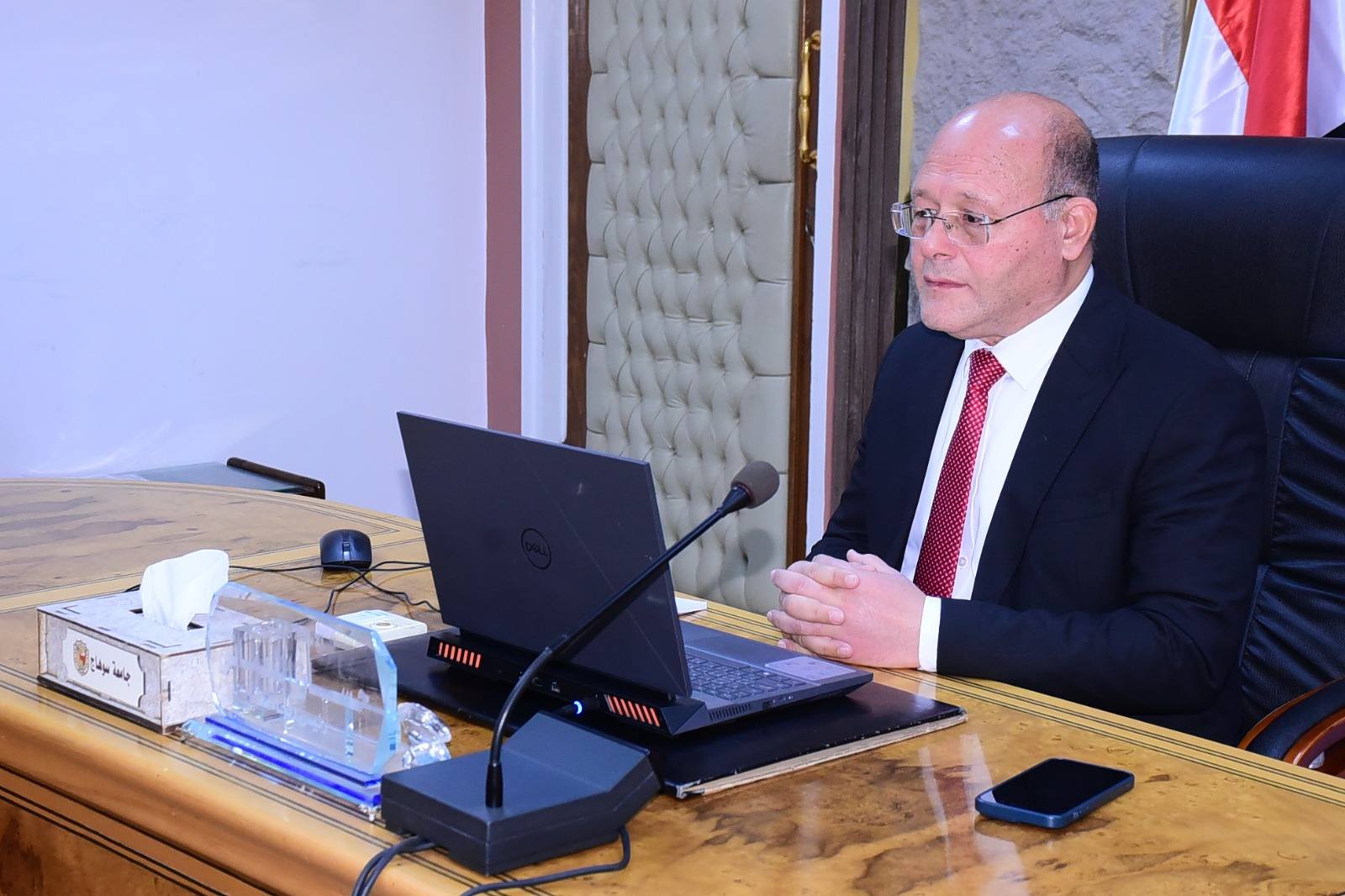 استجابة لتوجيهات فخامة الرئيس السيسي:  رئيس جامعة سوهاج يشارك بإجتماع المجلس الأعلى للجامعات لوضع إستراتيجية تنفيذ ربط البرامج والتخصصات الدراسية بسوق العمل