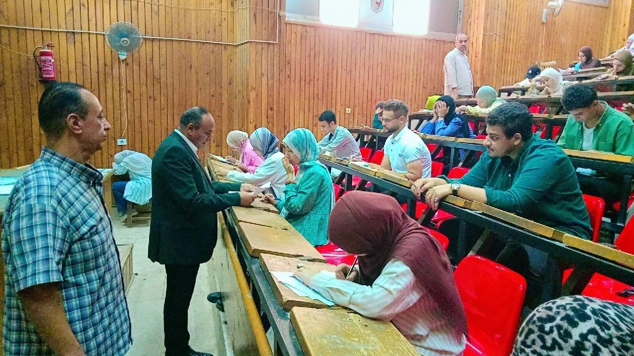 متابعة خط سير امتحانات الكلية للفرقتين الثانية والرابعة لجميع اقسام الكلية