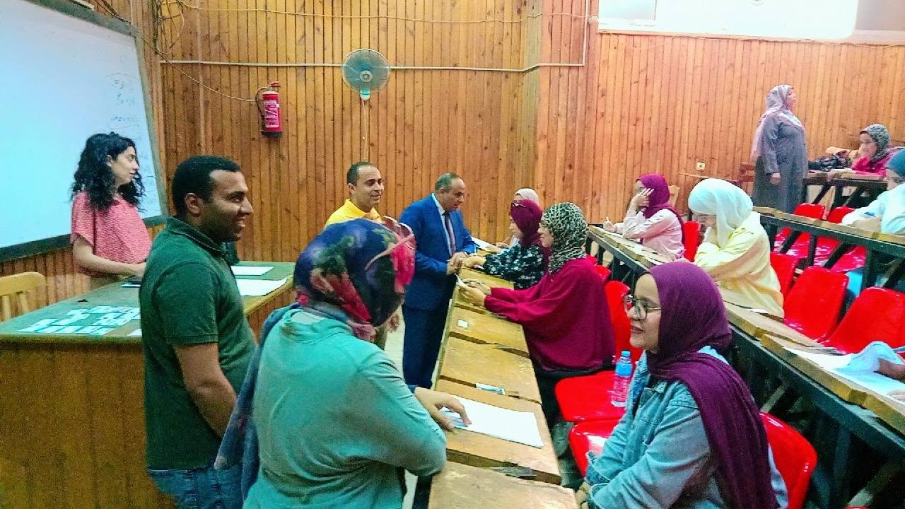 متابعه العميد لسير امتحانات المستوي الثاني