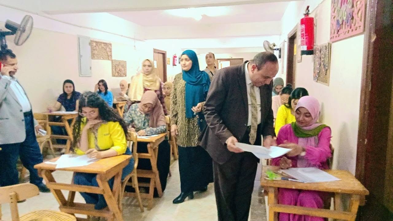 عميد كلية التربية النوعية يتابع سير امتحانات الفصل الدراسي الثاني ويطمئن على انتظام اللجان للفرقة الثانية بالكلية