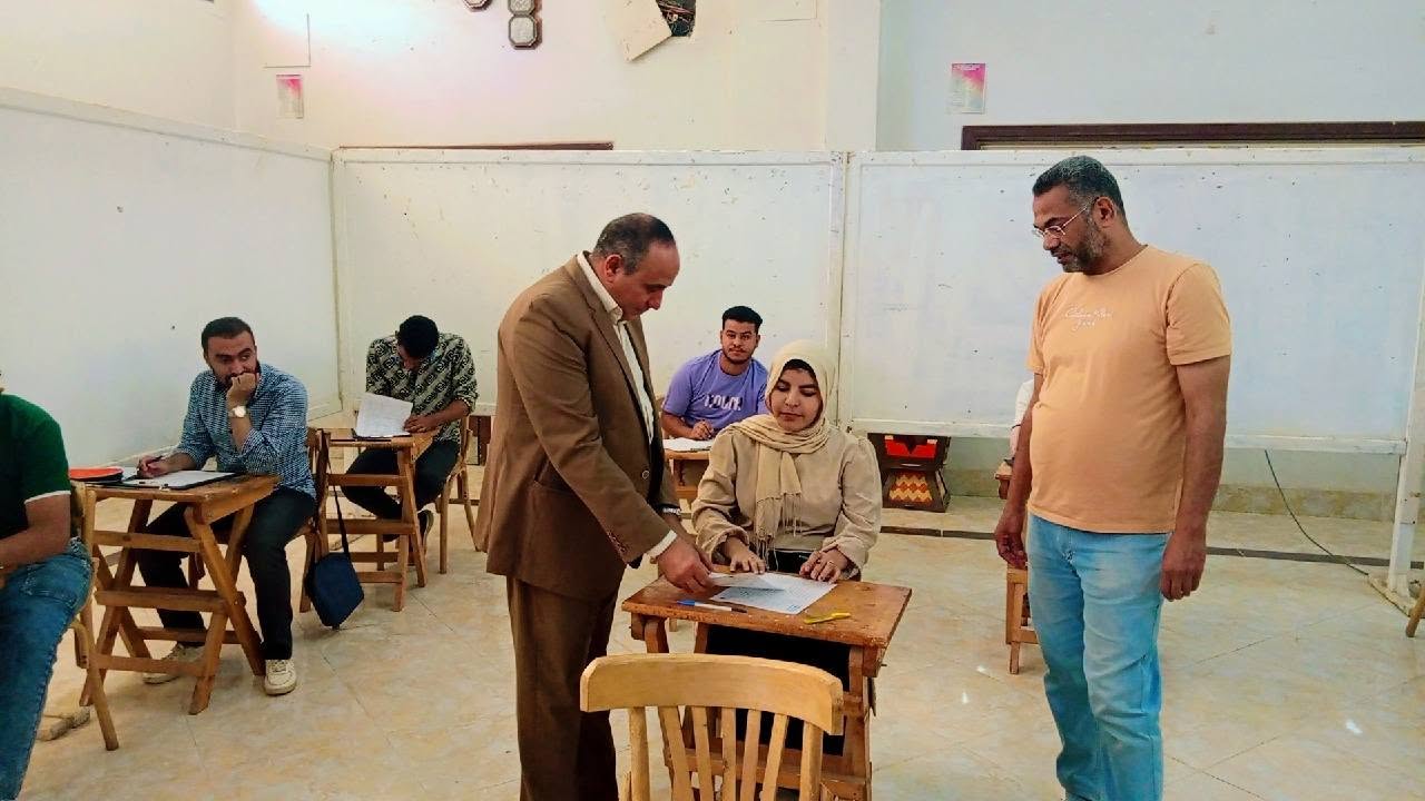 جانب من متابعة الأستاذ الدكتور خالد عبد اللطيف عمران نائب رئيس الجامعة وعميد كلية التربية النوعية اليوم لامتحانات كلية التربية النوعية بأقسامها المختلفة