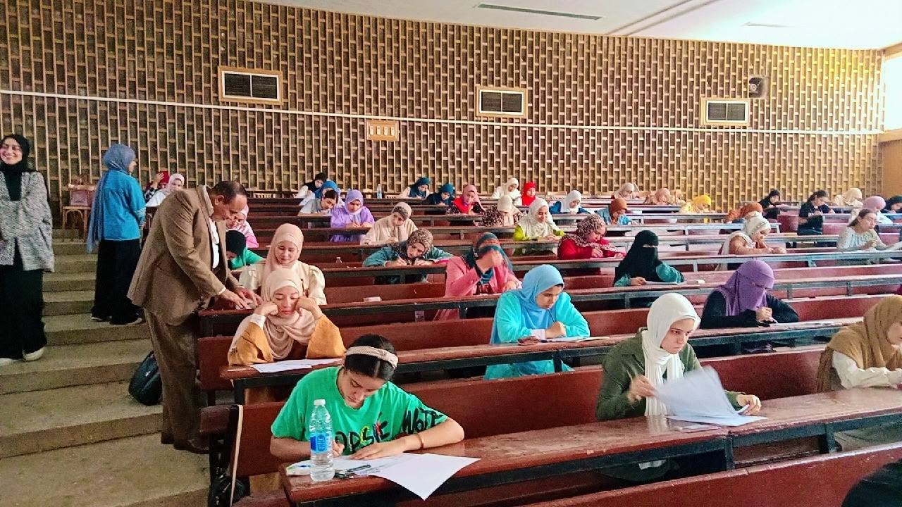متابعة امتحانات الفرقتين الأول و الثالثة