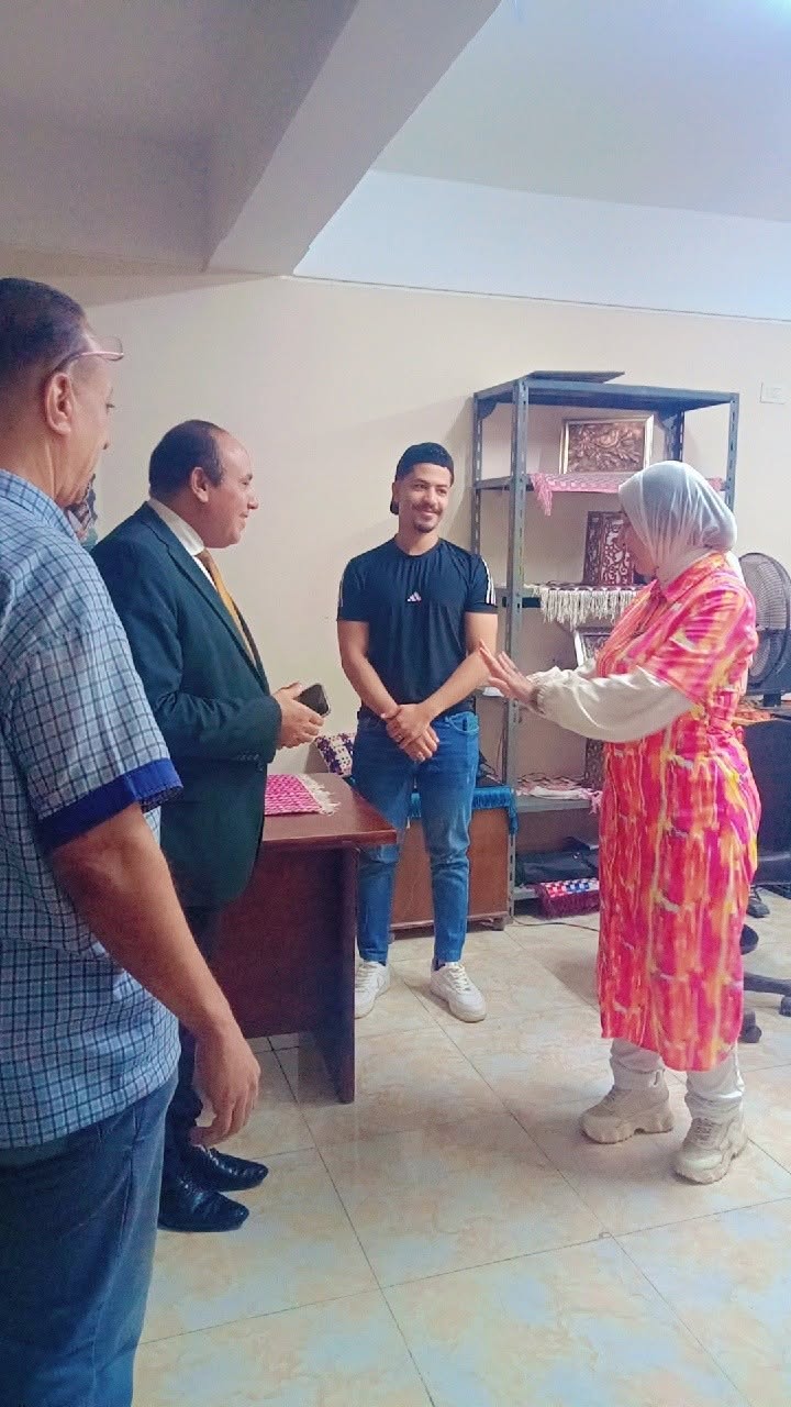 العميد في  جولة تفقدية موسعة اليوم شملت مختلف الإدارات، والمعامل، والورش التدريبية بالكلية؛